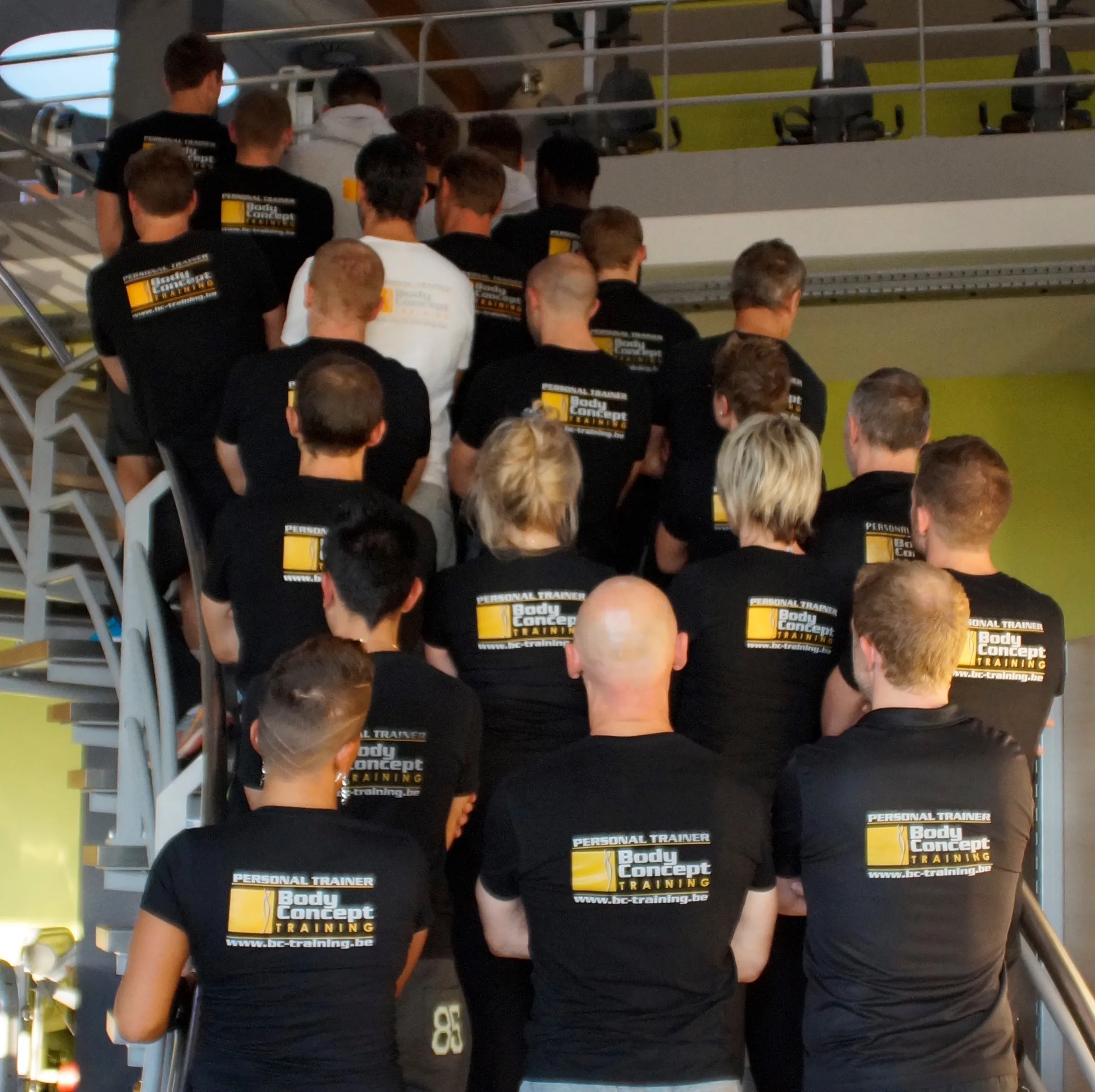 Des Personal Trainers du réseau, de dos, en t-shirt Body Concept Training