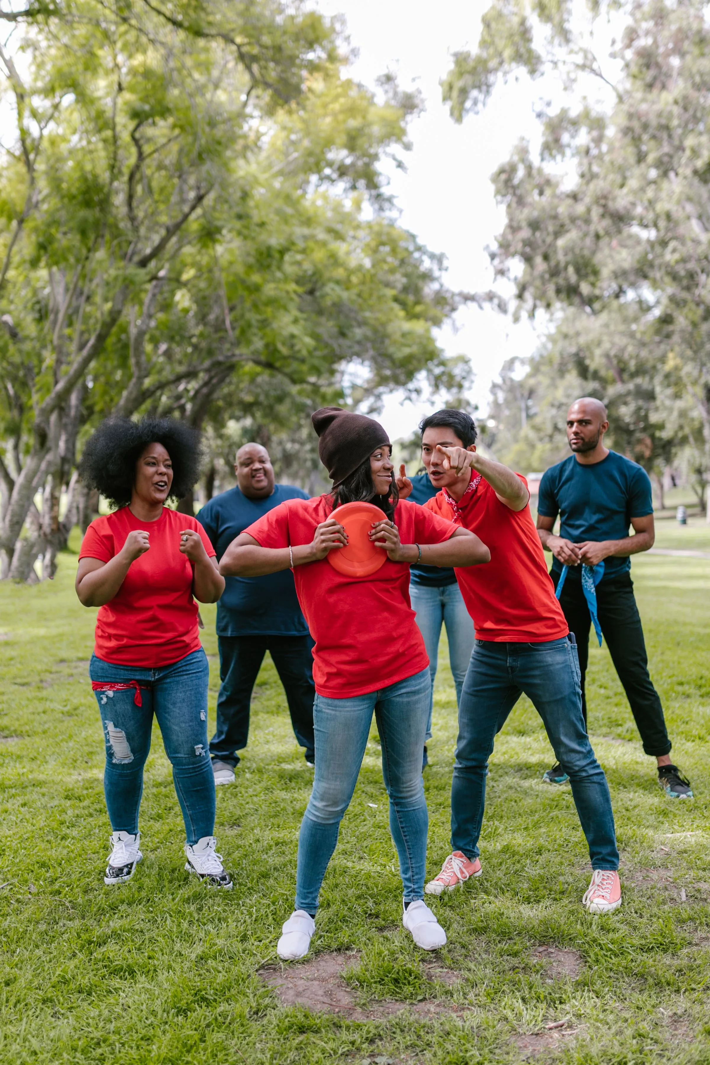 Une équipe pendant un team building en plein air
