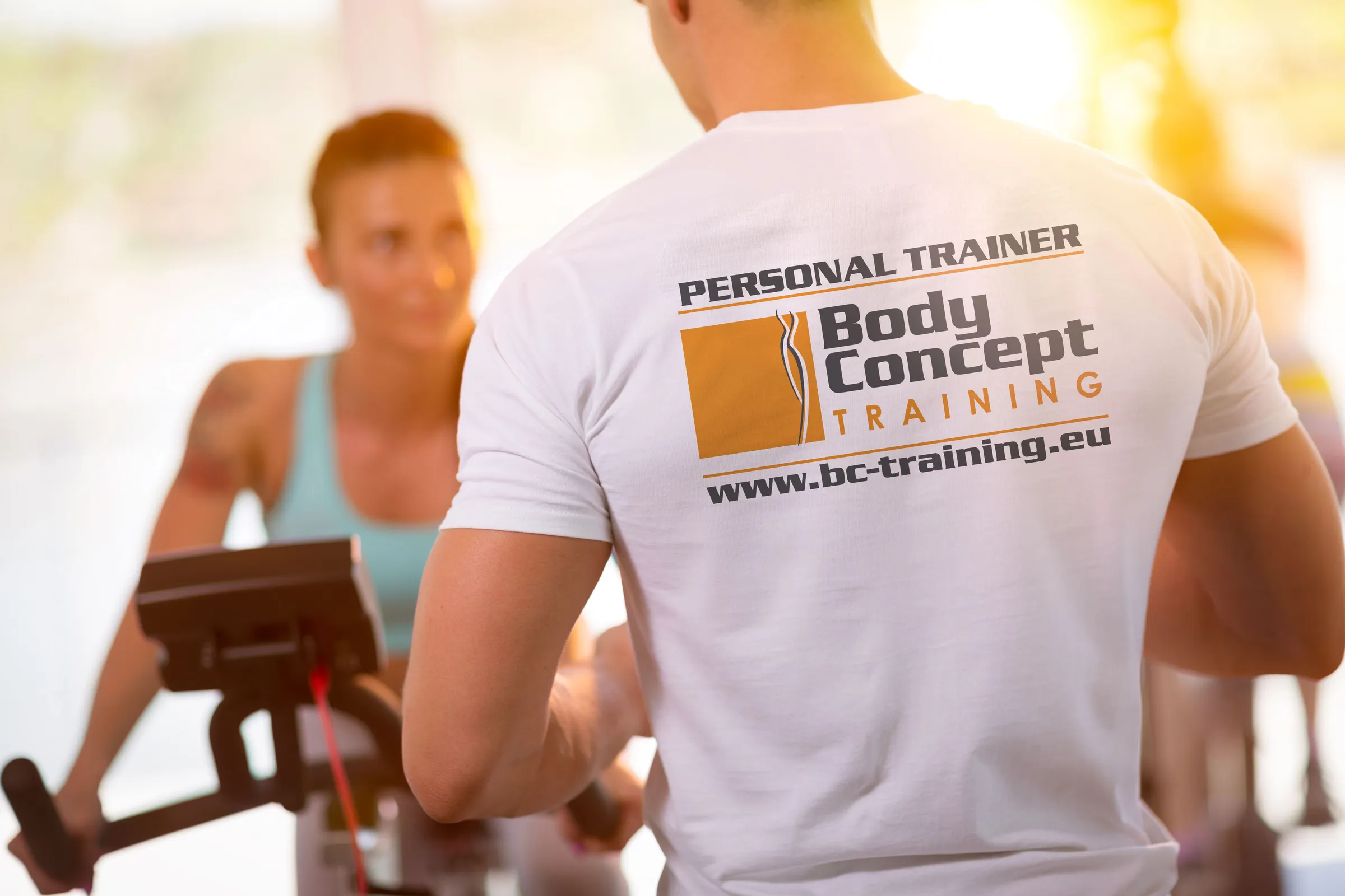 Un Personal Trainer Body Concept Training accompagne une cliente pendant sa séance